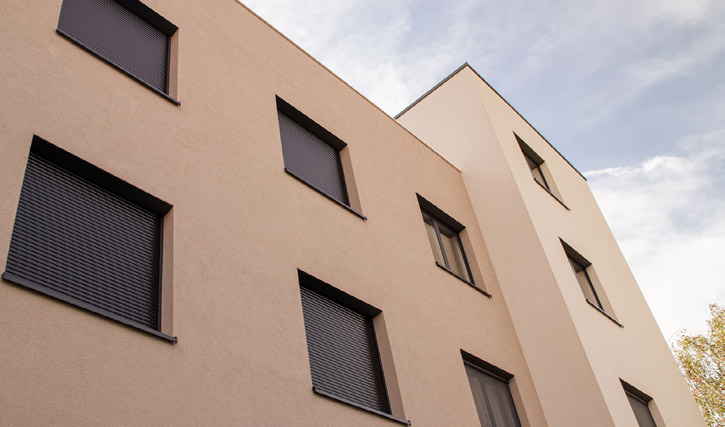 Fassade mit geschlossenen Rolläden