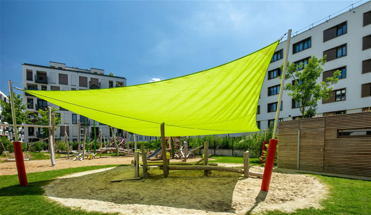 Spielplatz mit Sonnensegel